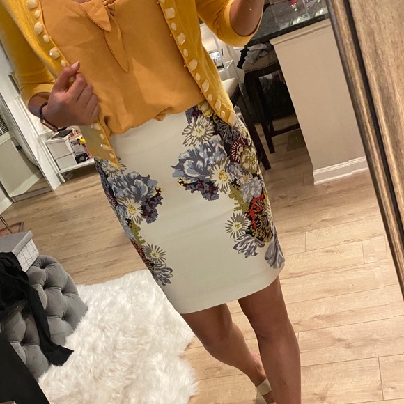 H&M Dresses & Skirts - Floral skirt 💐🌸